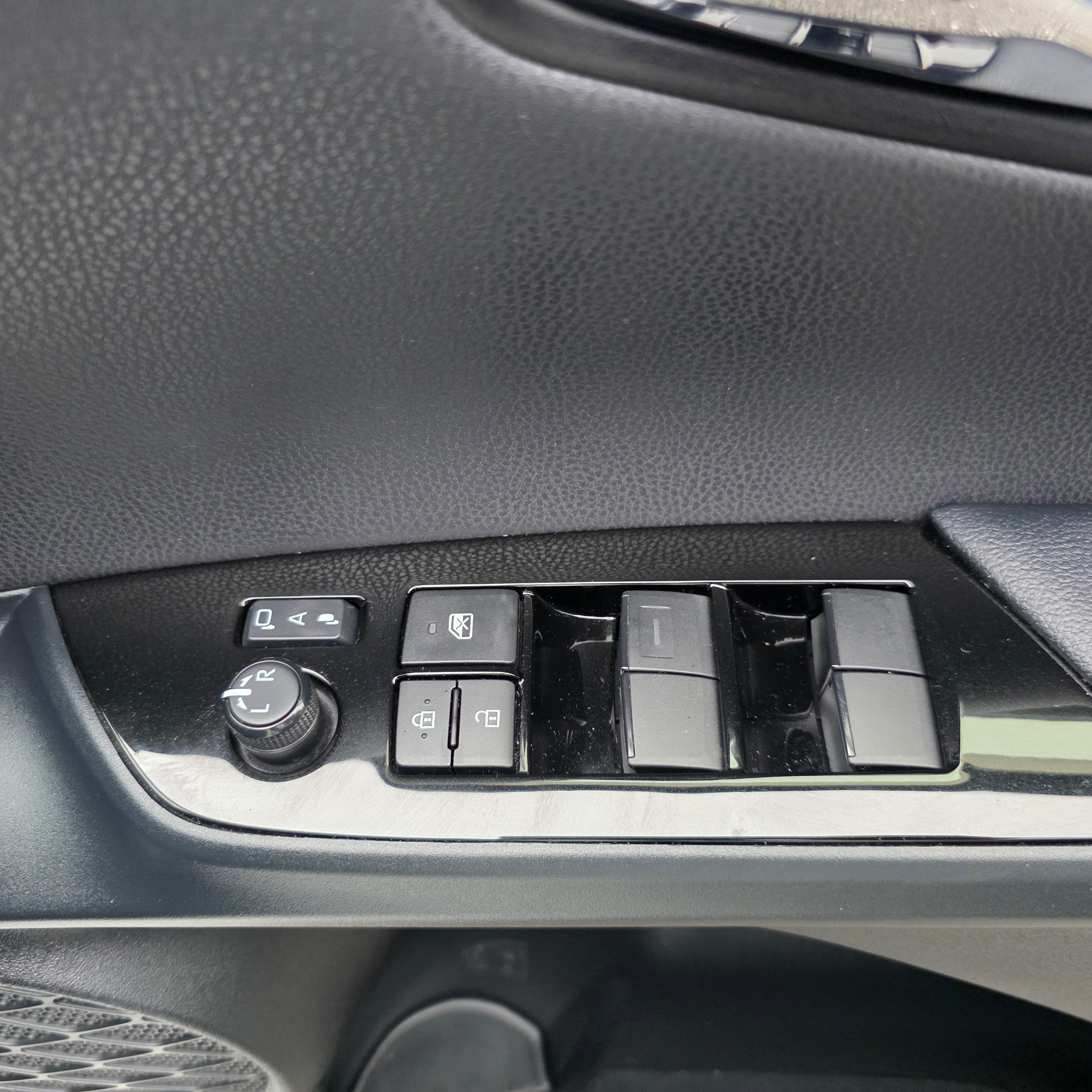 Toyota Prius 2022 White Cruise