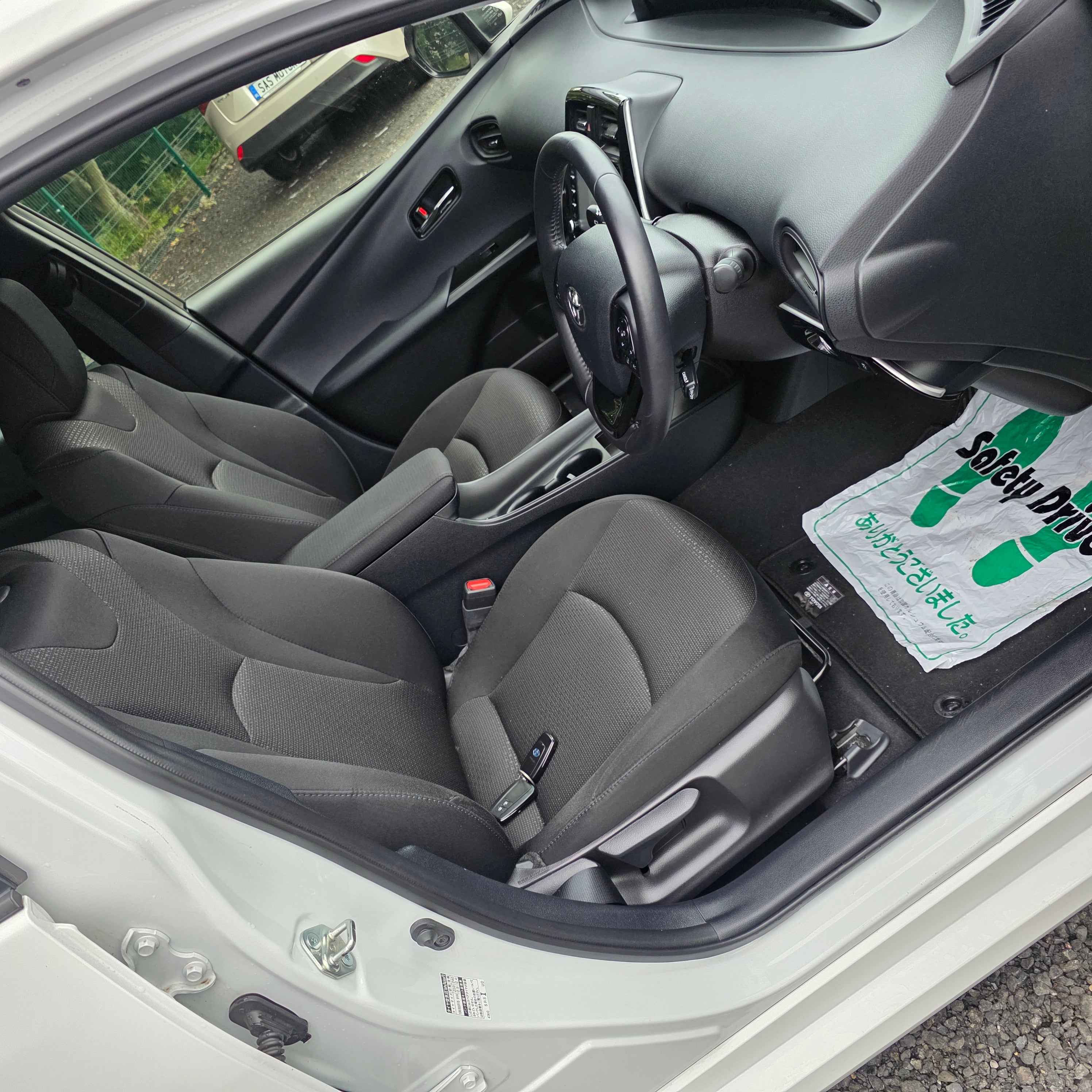Toyota Prius 2022 White Cruise